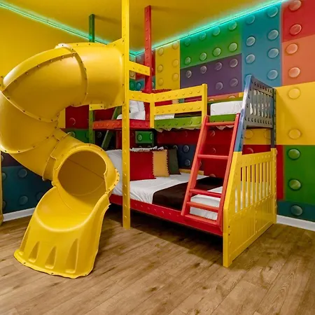 Family Resort - 12Br Mansion - Sleeps 28 - Private Pool, Bbq And Games Room!